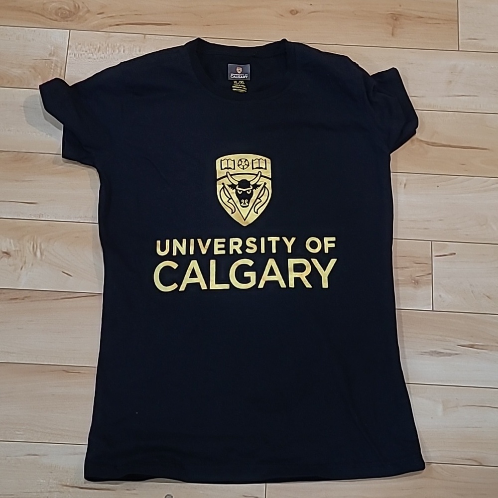 University of Calgary women's L black t shirt